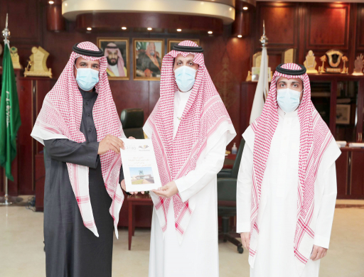 The President of Prince Sattam University and the Vice Dean for Branches receive the annual report of the College of Medical Sciences in Wadi Al-Dawasir